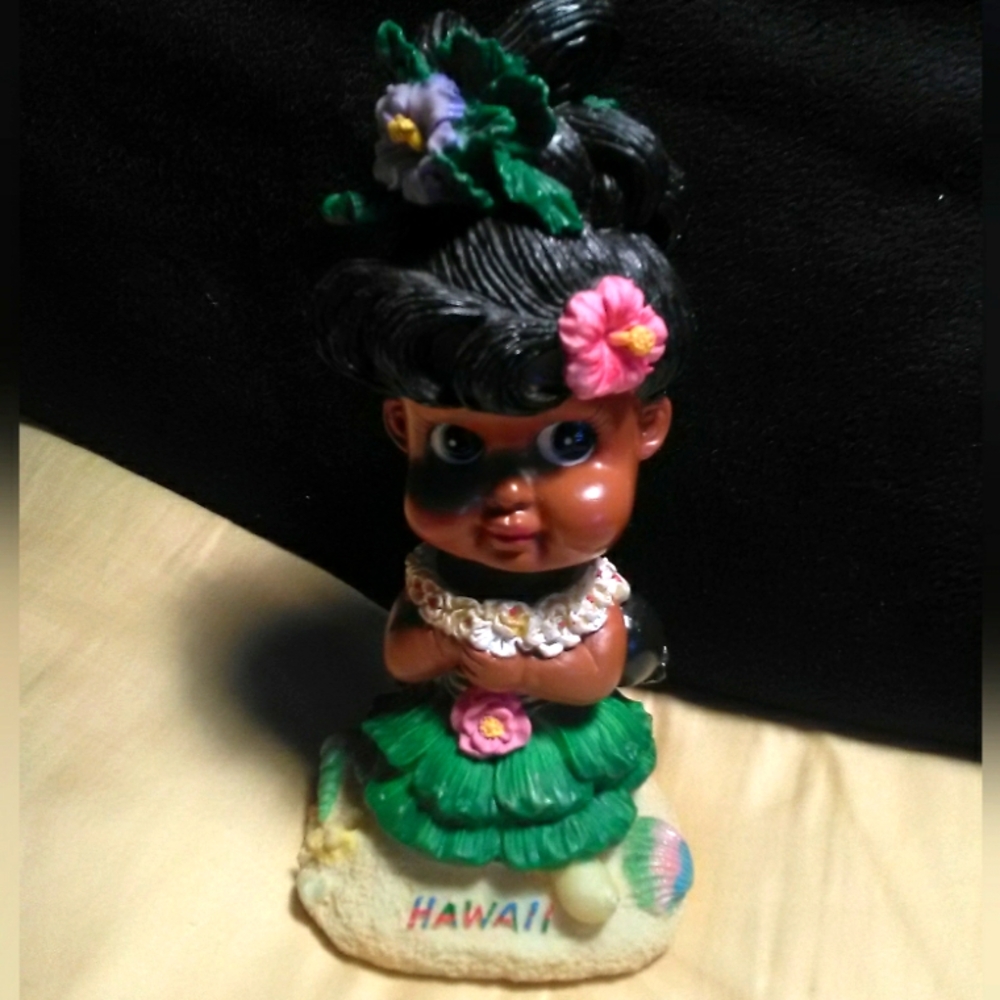 VINTAGE FROM "HAWAII"Hawaiian Hula Girl Figurine W Green Skirt (BOBBLE HEAD)
